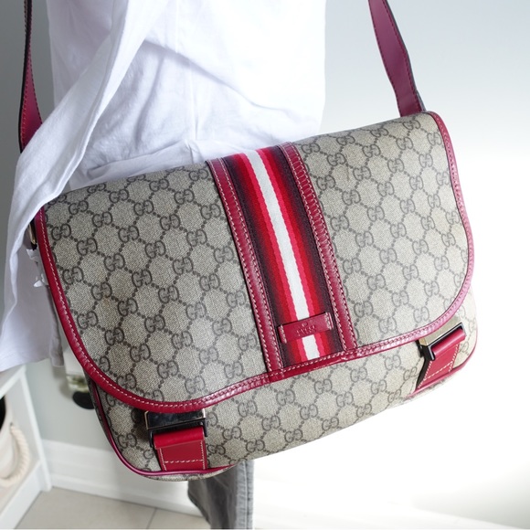Gucci | Vintage Supreme Messenger Crossbody Flap Bag - Picture 2 of 8